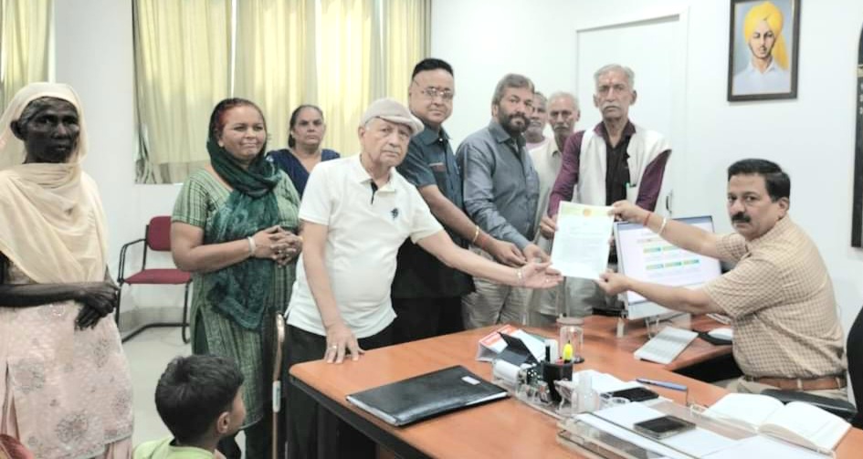 Regarding the demand of the people of Mohalla Neelkanth, a demand letter was submitted to the assistant commissioner of the municipal corporation